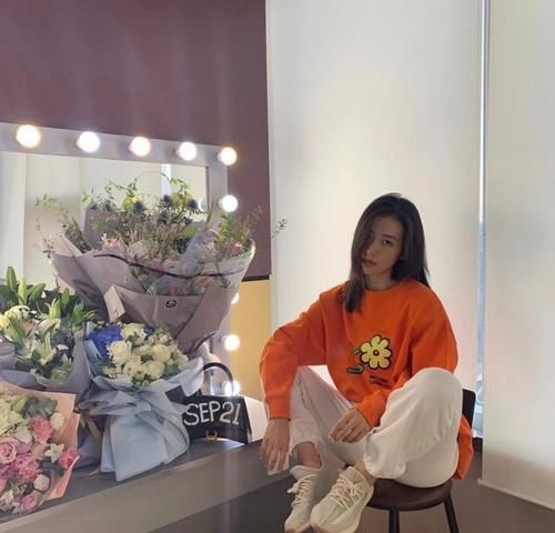  『戚薇联名款』开春不穿水果色卫衣怎么行，男星女星都在穿，再不穿一件就out了