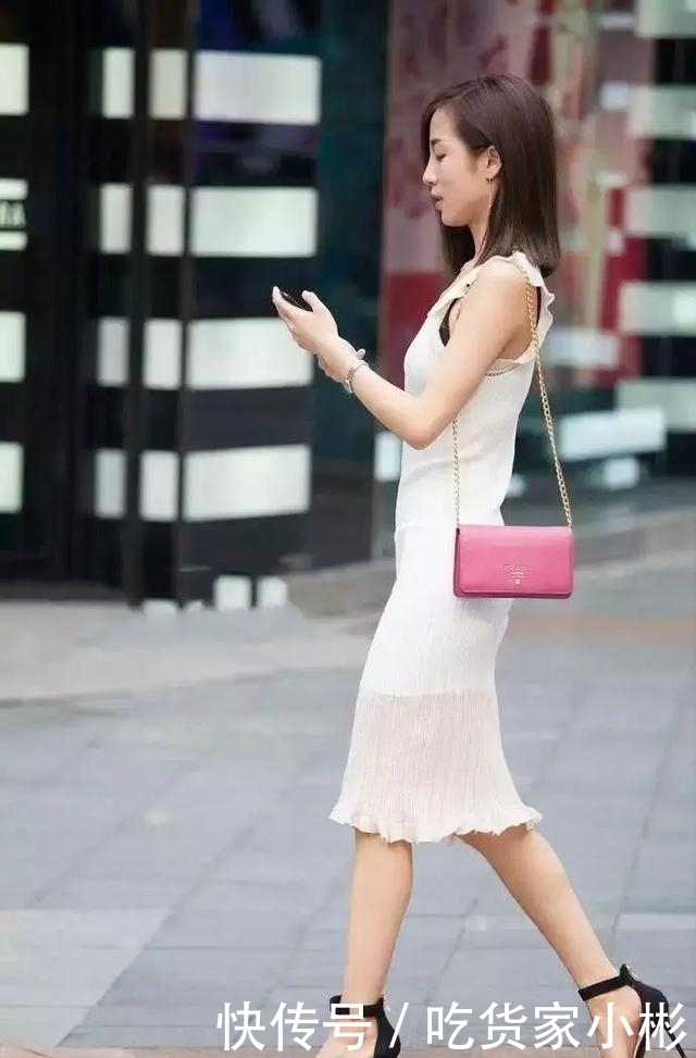  [显得]街拍：小姐姐一件白色的紧身短连衣裙，显得清纯可人