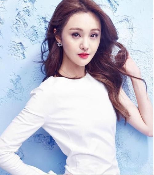  「线条流畅」脸上有这4个“特征”的女生，就算素颜也是男生的最爱，桃花超旺