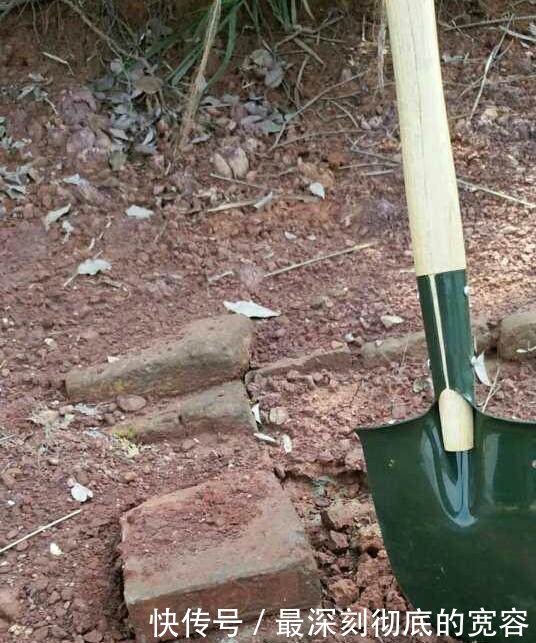 水位下降，水库底下古建筑露出，钓鱼人猜测是藏宝洞