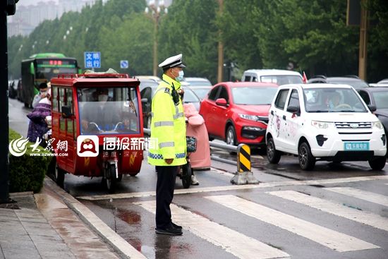 荧光@寿光交警:那一抹荧光绿 扮靓风雨中的吹哨人