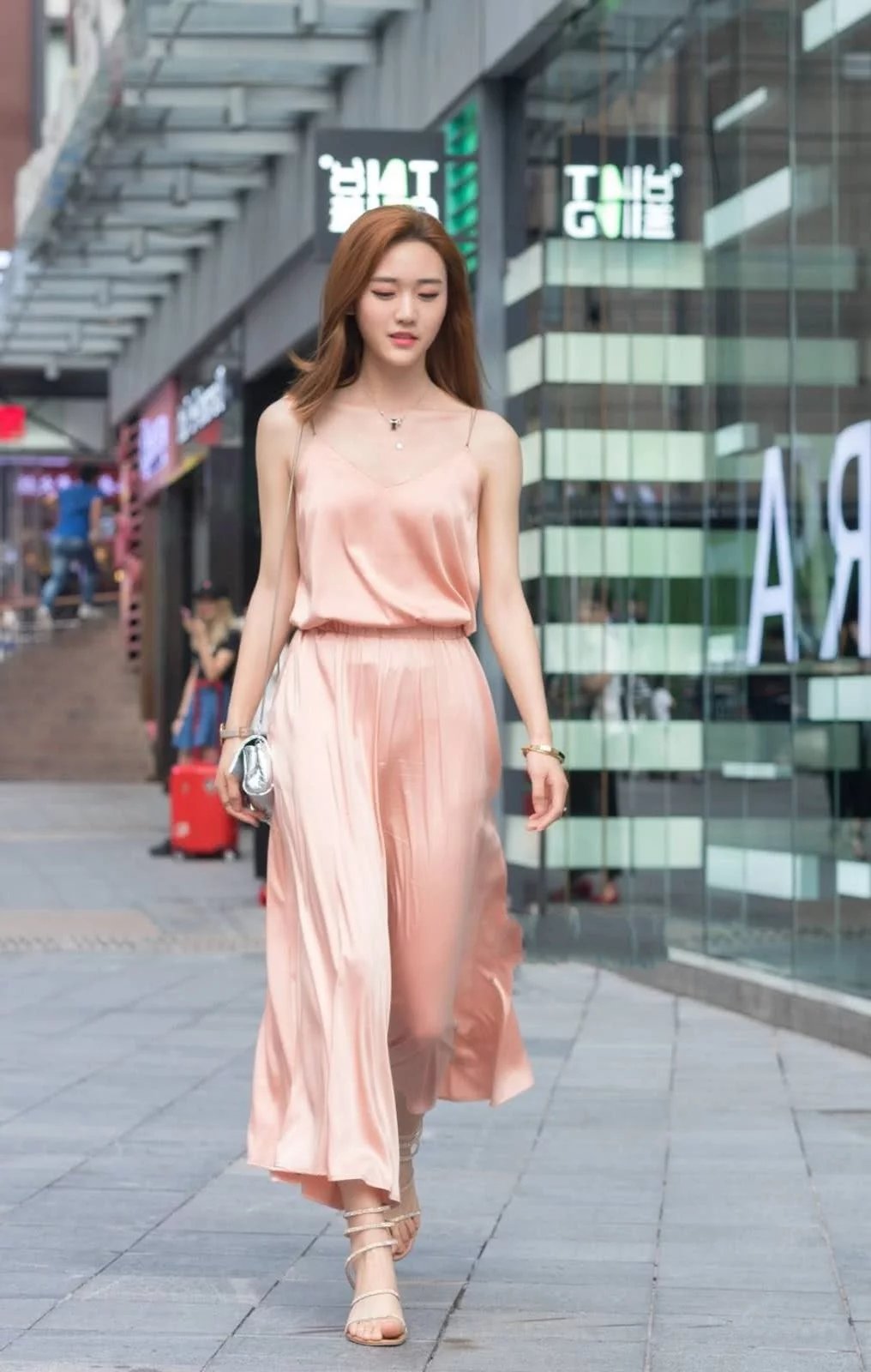 娇美的吊带裙御姐，长相甜美，皮肤白皙，走路的样子很霸道