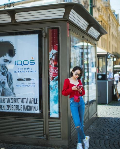 宋茜太拼了！这么低胸的衣服也敢穿出门，网友直呼“太性感”！