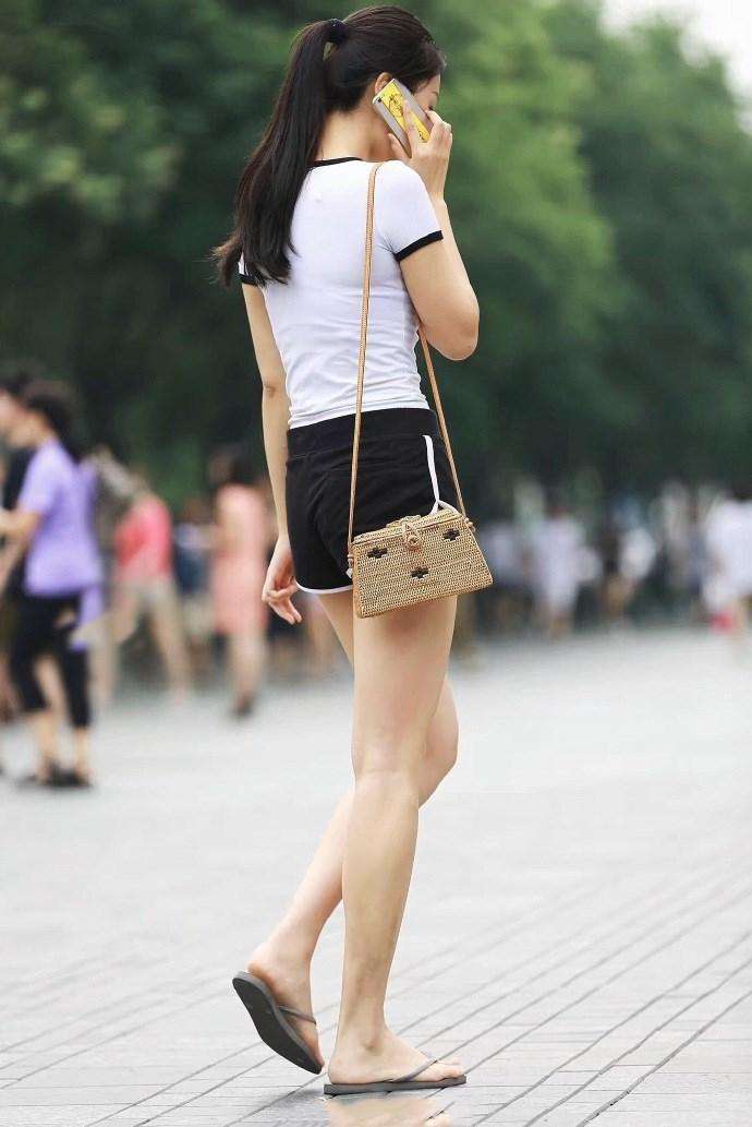 穿了短裤和紧身裤的姑娘，在夏季展示美丽