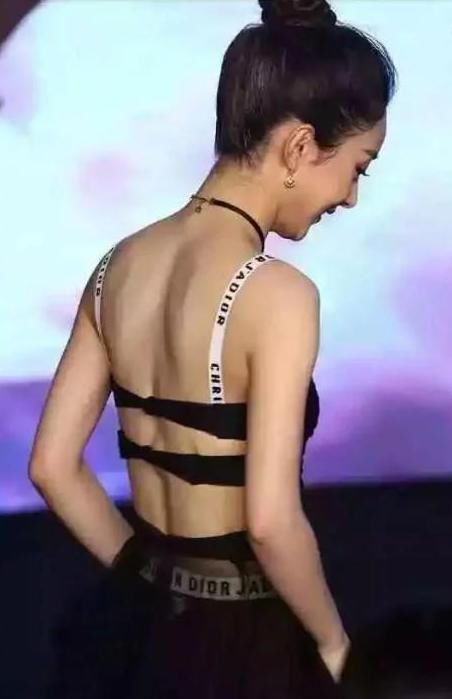 赵丽颖性感起来也是不输阵的，几次穿搭都有一种朦胧美！