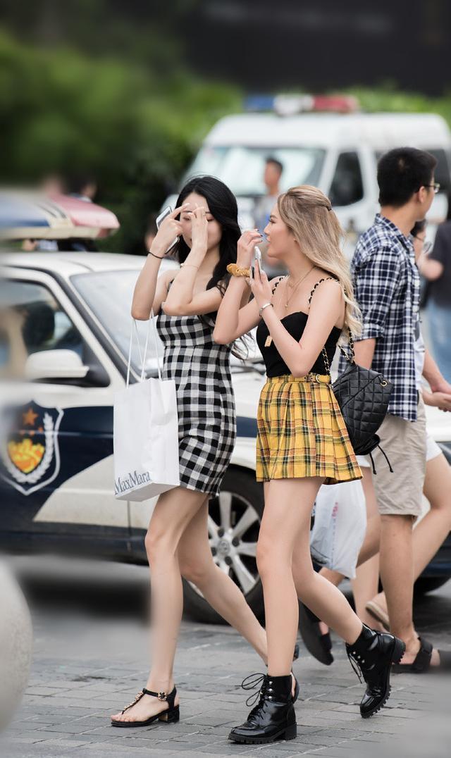 北京街拍:三里屯街头的美女,迎来的全是赞美的眼光