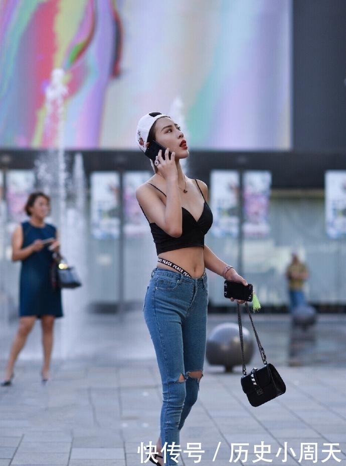 美女|街拍:美女腰上的腰带是从哪里来,又将去往何处