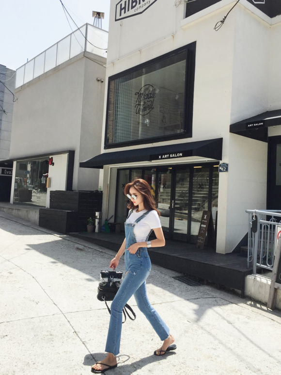 女神孙允珠，纪梵希荧粉水洗磨牛仔背带裤