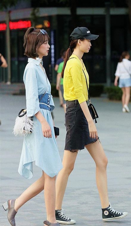 『连体』街拍:身穿酒红色连体裤美女太亮眼了,苗条的身姿,气质很美