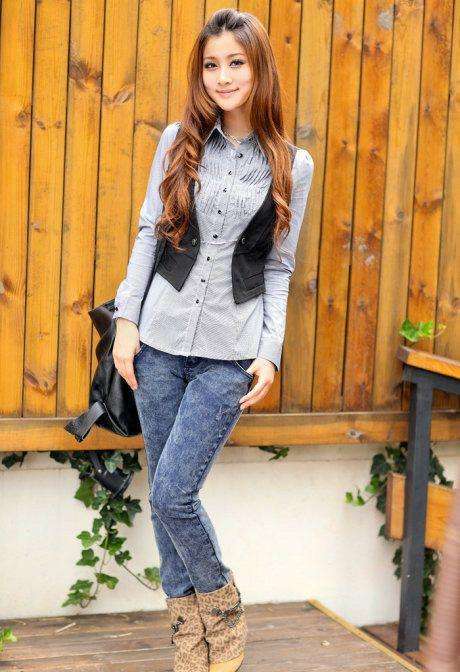 街拍：穿修身紧身衣的小姐姐，一款紧绷T恤衫沁人心脾