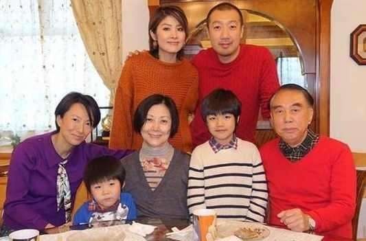 『儿子』她含着金钥匙出生,身家百亿,人工授精生下的2个儿子现长成这样