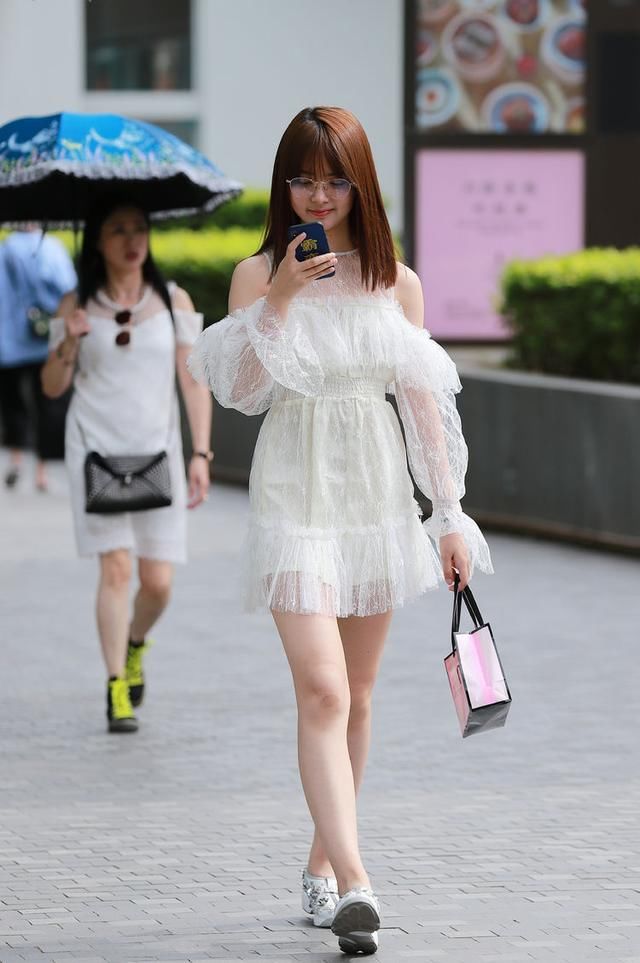 街拍：小姐姐勇于追求时尚前卫不拘束，展现出迷人性感的风采！