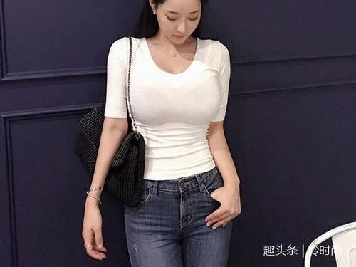 紧身牛仔裤简约甜美,小姐姐随意搭配就很洋气,迷人的身姿惹人醉