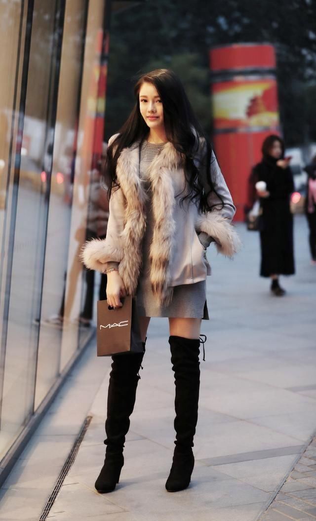  女强人■街拍：黑色职业套装的美女，看样子是个女强人
