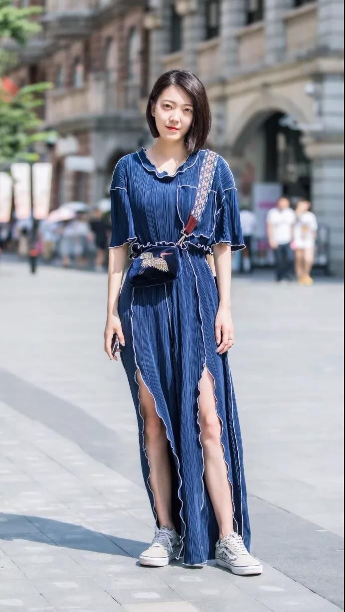 街拍 美女的好气质，离不一条牛仔热裤，穿的越时尚越有气质!