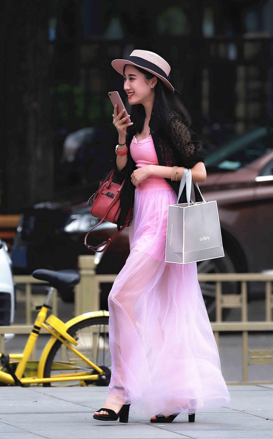 街拍:流行在上个世纪风格的端庄美女现身三里屯,时尚又复古