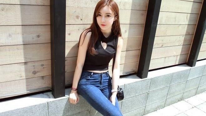 【美女】娇小可人的牛仔裤美女,在细节中彰显美,更加优雅显气质!