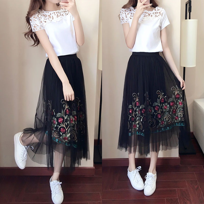 现如今姑娘真会打扮，出门穿上高雅裙，比穿热裤更迷人，贼美