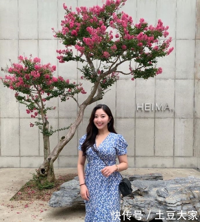  [气质]街拍美女：气质小姐姐，紧身裙穿搭，既时尚又不失魅力！