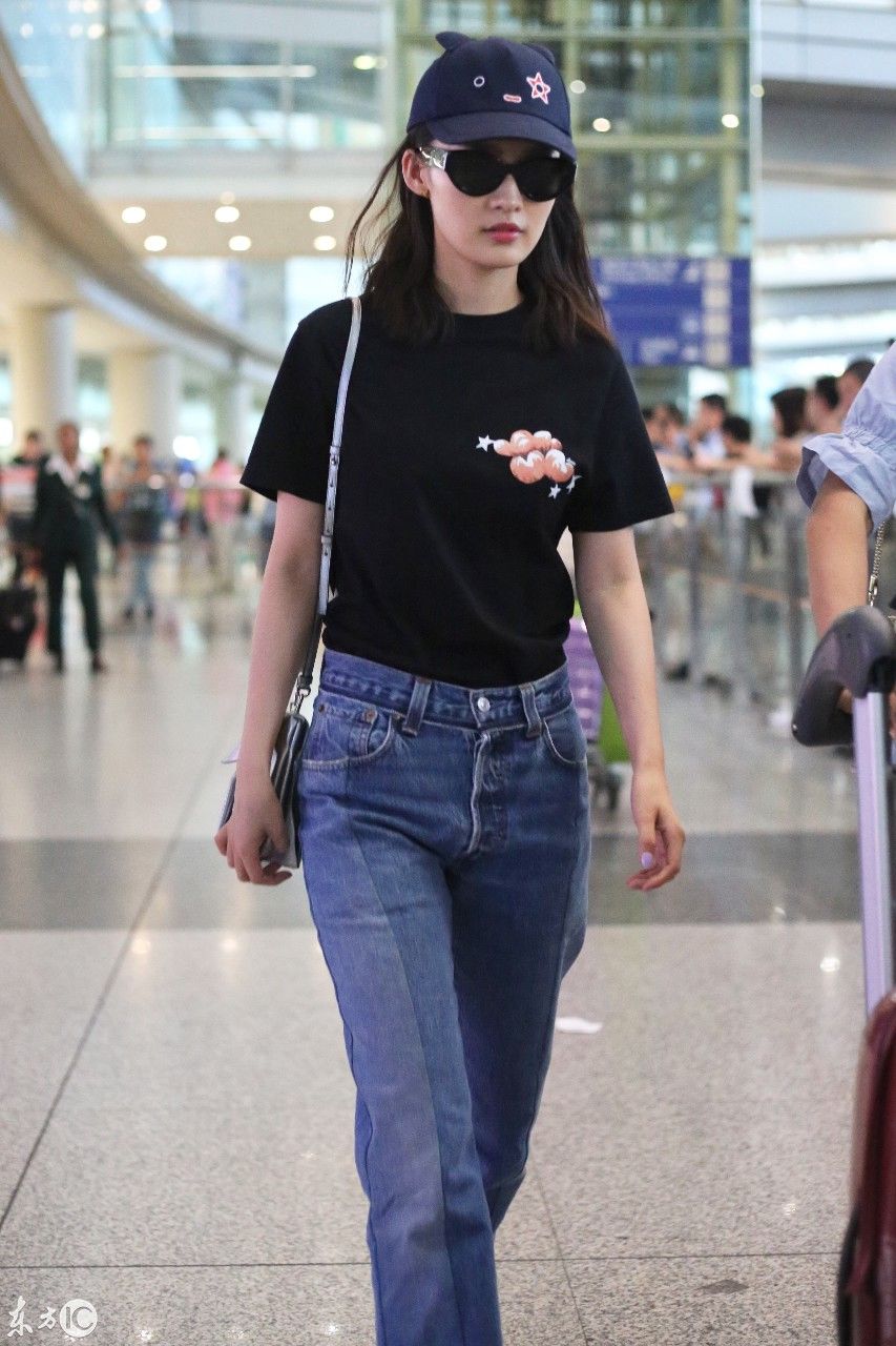 李沁版“香妃”即将出现 机场休闲穿搭还是遮不住的甜美