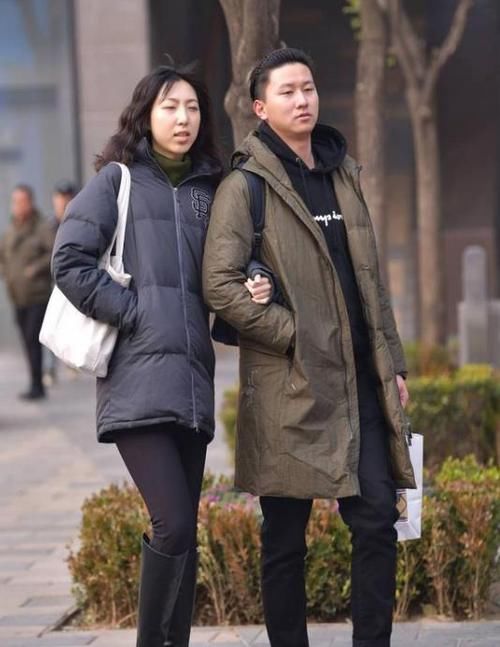  暗香：潮范儿女神来了，街拍：暗香袭人的美女，一件黑色背心配牛仔热裤，青春活力气息