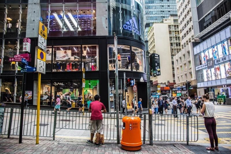 100平就是豪宅的香港，旅行要徒步，20块买走老外的古董画