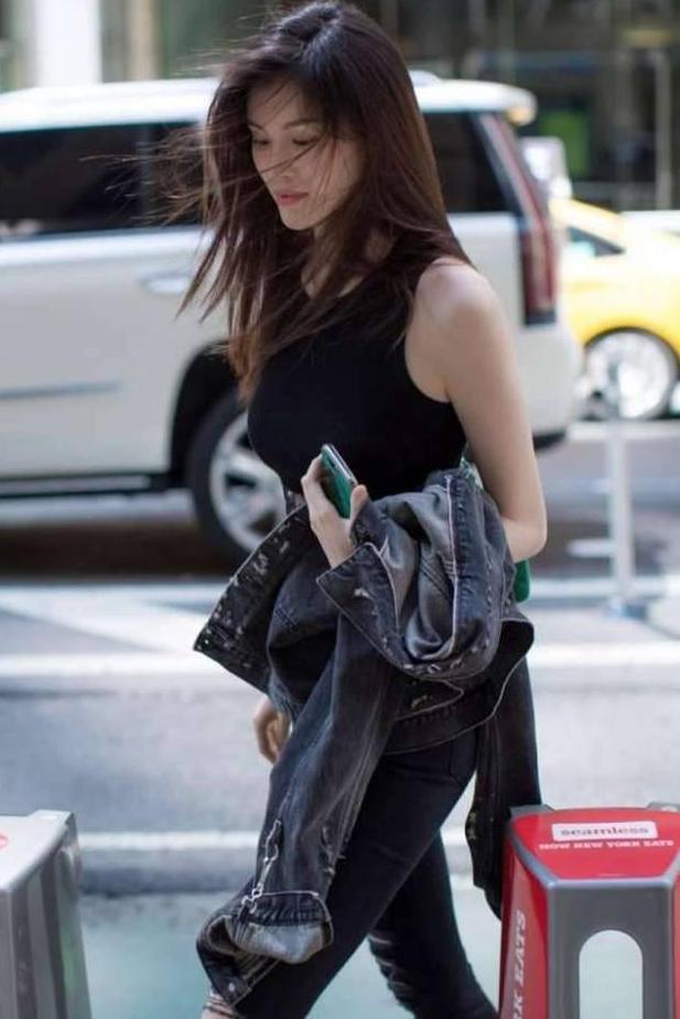 街拍：小姐姐一件黑色的小背心，不输模特的好身材，笑起来真甜