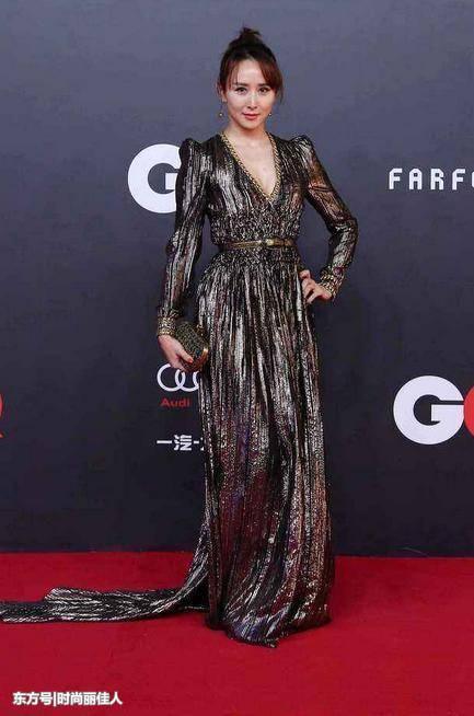 “高小琴”一袭深V裙看呆“侯局长”，网友直呼：注意你的身份啊