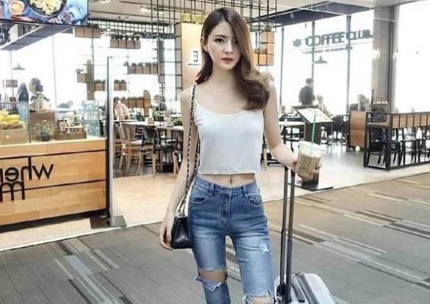 甜蜜动人的牛仔裤美女，轻松秀出大长腿，美翻了