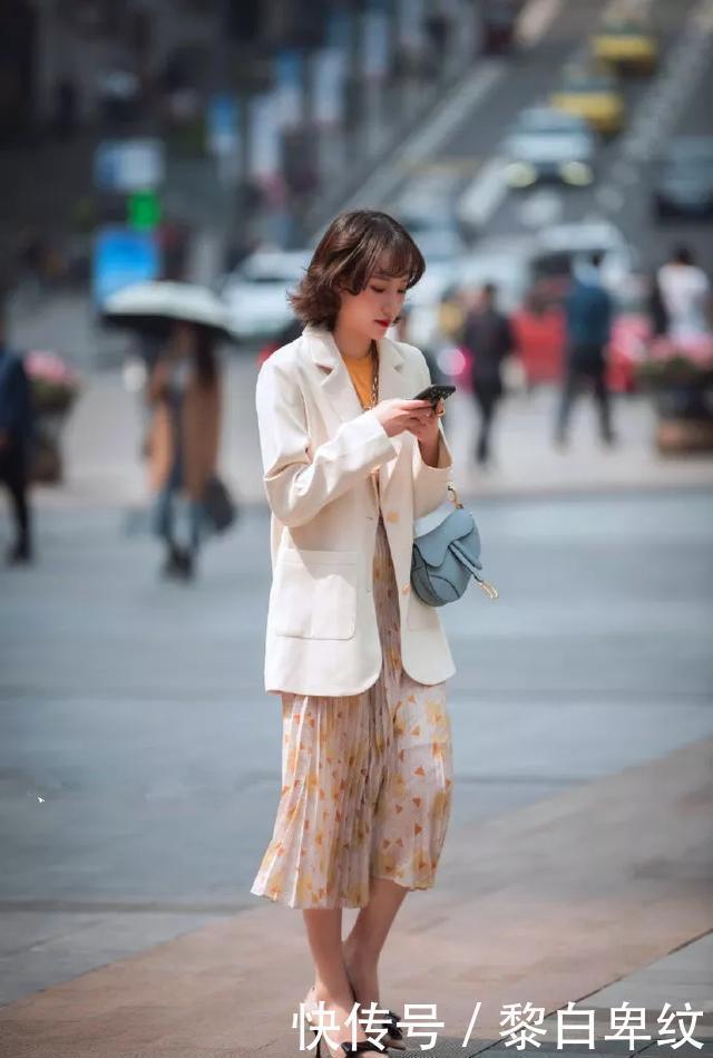 『身上穿着一』美女脚上搭配上一双一字带的高跟鞋,清爽又自在,双腿显得更迷人