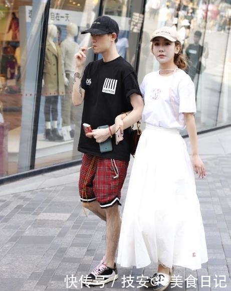 「美女」街拍美女：修身曼妙的紧身吊带裙，让小姐姐看起来时尚又大方！