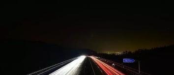  高速|晚上跑高速和平时一样用近光灯老司机别糊涂，除非你命大！