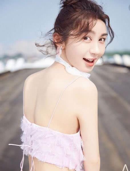 李菲儿白T搭牛仔裙，嫩得像高中生，网友:还敢再大胆点吗?