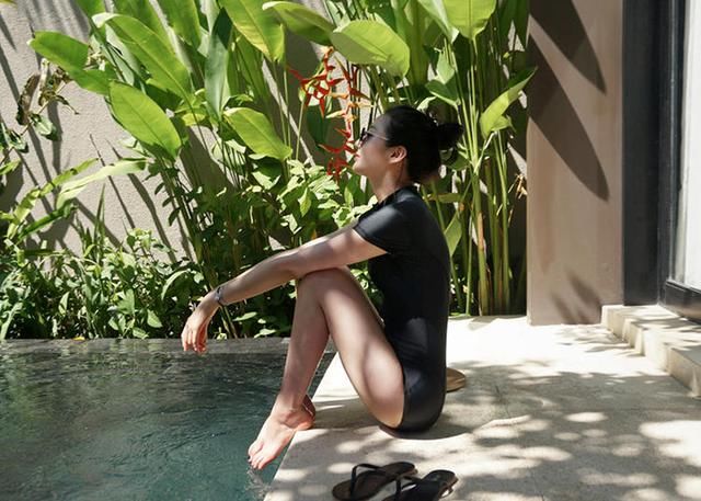 咱们女生穿泳装时，到底要不要穿内衣？