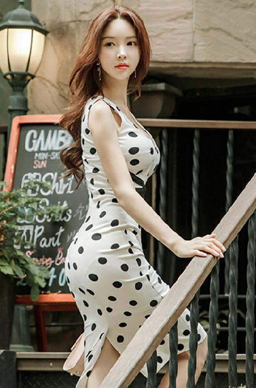 街拍:图四清爽的穿搭,甜美又可爱,展现“傲人”的好身材!