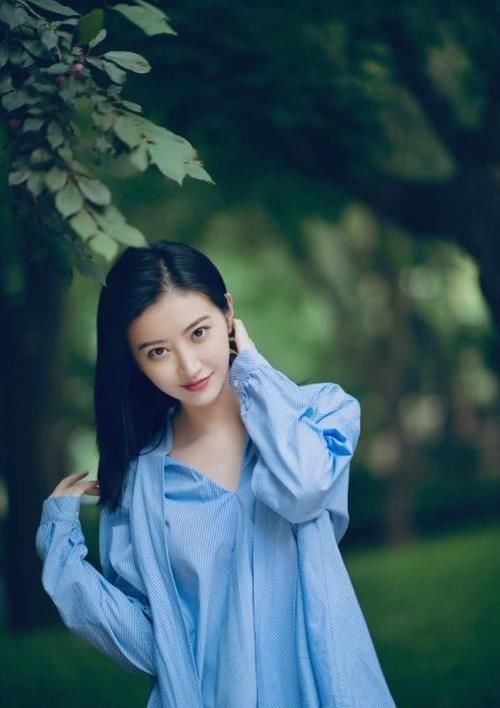 [景甜选择的是一]景甜要不要这么撩！皮衣配网格波点裙真高级，不愧是“富贵花”