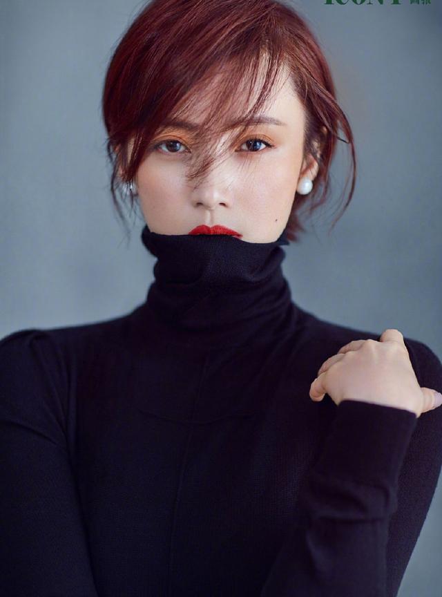 蒋勤勤身穿西服外套+连体裤，气质出众不显老，网友：她有43岁吗