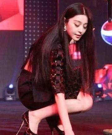 冉莹颖的无跟鞋早被AB杨幂穿烂了，怕站不稳两腿分开连脚趾都用力