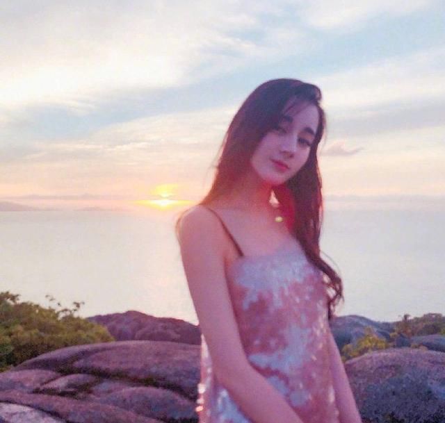 当迪丽热巴和古力娜扎穿亮片裙，网友：“艳俗”和“仙气”的差距