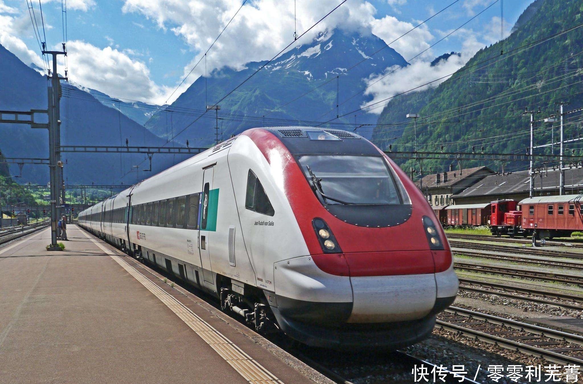  真实@在印度真的有人是“挂”在火车上吗带你去看一下真实的印度