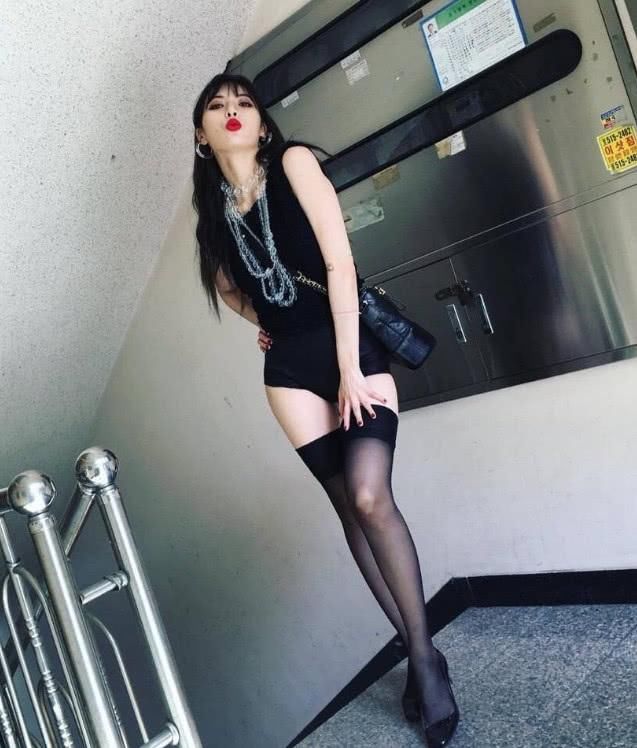 韩国女神金泫雅纤纤细腰，裤子都快兜不住了，网友：拿盆接鼻血！