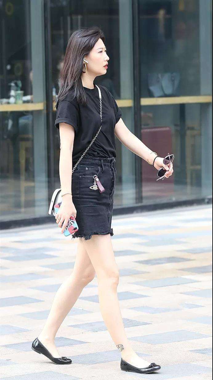 成都街拍 一身黑的优势是勾画美丽形体好轮廓 背影如此吸睛!