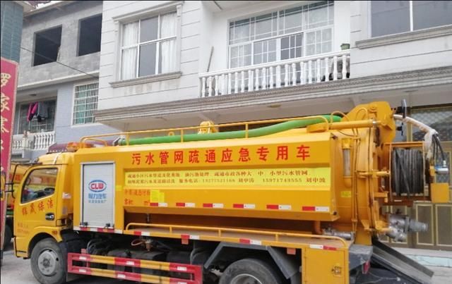  「小伙」农村小伙花70万买了两台车，不拉货，专拉污物，农户家家都喜欢。