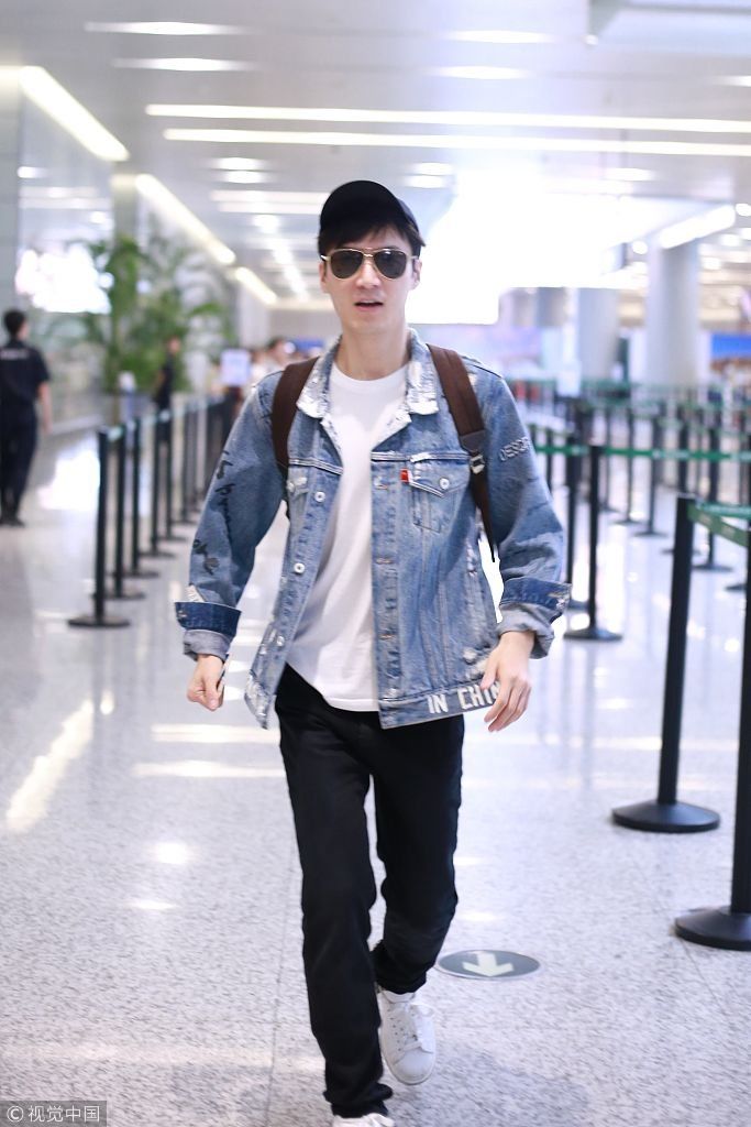 茅子俊一路飞奔赶飞机气喘吁吁  牛仔外套配长裤经典帅气