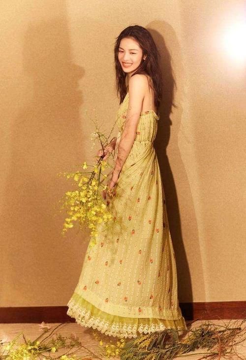  [碎花]春天里的碎花裙，过了40岁女人最趁手的＂武器＂！温婉知性且减龄