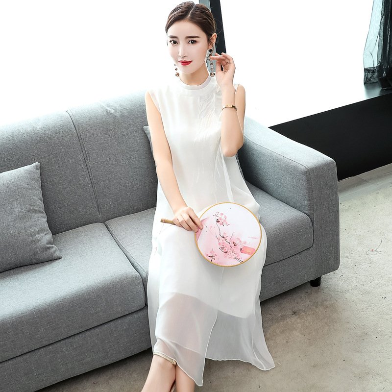 出差回来，给媳妇带了2条连衣裙，穿上美极了，一动一婀娜都迷人