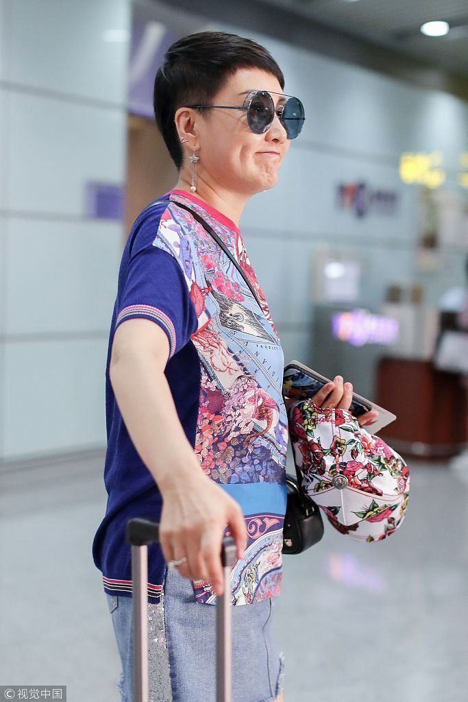 56岁“花少二姐”张凯丽穿短裙露美腿打扮时髦  超短发利落戴墨镜