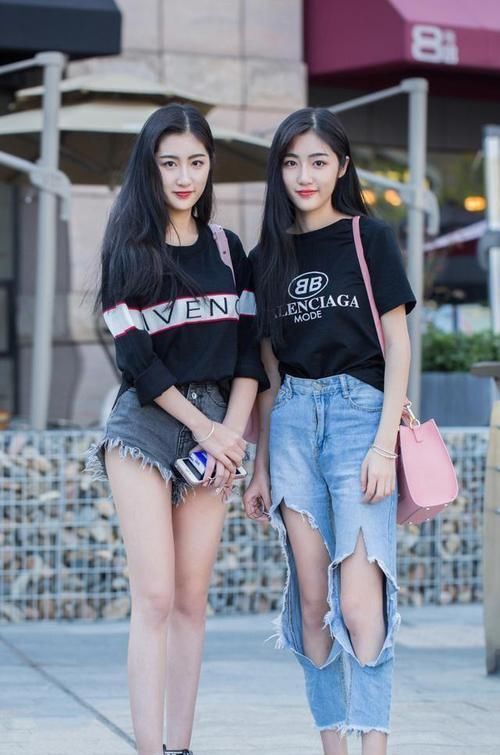  破洞|街拍：小姐姐太阳帽T恤衫搭配破洞牛仔裤，利落大气风格很显身材