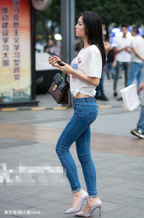 街拍：牛仔裤美女，腿部线条很流畅，真是妙不可言的好身材！