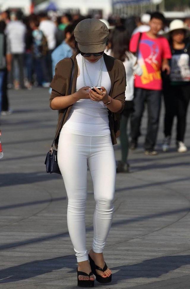 白色紧身裤带来的显瘦效果！